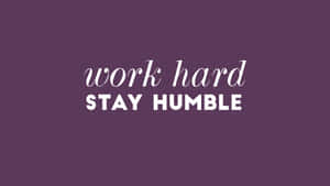 紫色背景上白色文字的勵志語錄「work hard stay humble」 — 淺紫色動態圖片 壁紙