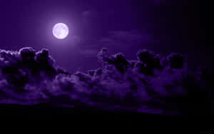 滿月在黑暗的夜空中透過紫色雲層閃耀。 — 深紫色美學 GIF 壁紙