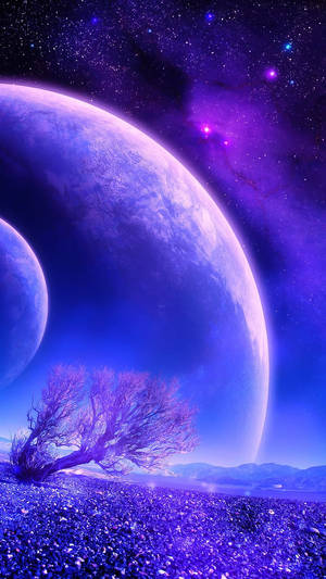 在星空宇宙天空下，一顆紫色行星上的一棵孤獨樹木，伴隨著兩個月亮。