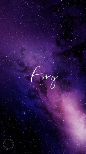 紫色星系，帶有星星和星雲，以白色草書顯示單詞Army。