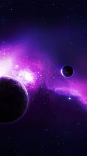 兩顆行星在充滿星星的鮮豔紫色星雲中運行。