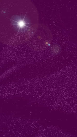 一顆明亮的星星，在紫色宇宙場域中帶有鏡頭光暈和閃爍粒子。 — 低對比度 壁紙