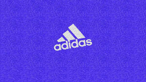 Adidas標誌在帶紋理的紫色背景上，帶有數位顆粒。