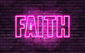 夜晚潮濕的磚牆上，一個寫著 FAITH 的粉紅色霓虹燈牌。