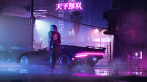 穿著皮夾克的人站在發光的汽車旁，在雨中的霓虹燈街道上。