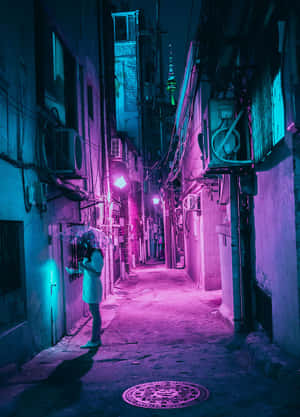 女人拿著透明雨傘在夜晚的霓虹小巷中行走。 — 淺紫色動態圖片 壁紙