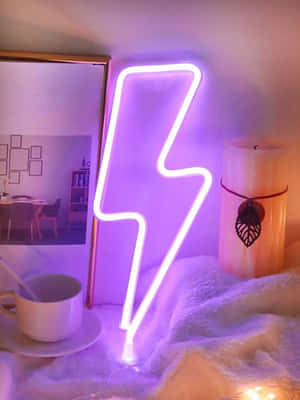 紫色閃電霓虹燈牌在一個舒適的架子上發光，架子上有蠟燭和馬克杯。