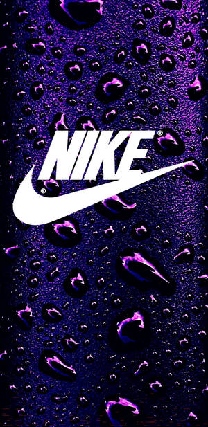 帶水滴的紫色表面上的Nike標誌