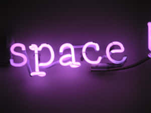 安裝在深色牆壁上的紫色霓虹燈牌，顯示著 space。