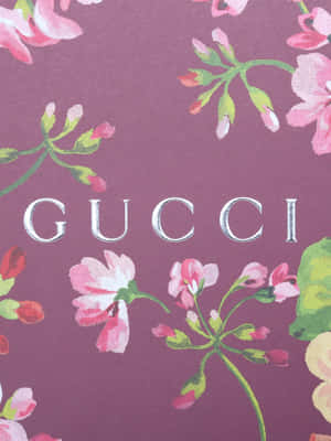 帶有粉紅花朵和Gucci標誌的紫色牆紙。 — 紫色花朵 壁紙