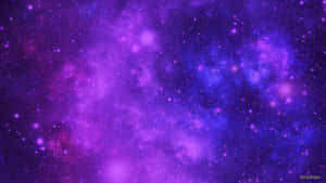 深空中充滿星星的鮮豔紫色和藍色星雲。