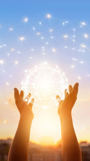 日落時分，手伸向一個發光的數碼星星地球儀。
