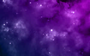 深空中帶有閃爍星星和旋轉雲層的紫色宇宙星雲。