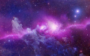 深空中帶有發光星星的彩色星雲。 — 紫色美學 壁紙
