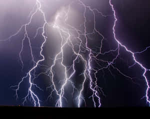 強烈的閃電在黑暗的暴風雨夜空中劈啪作響。