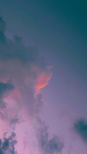 暮色天空中彩色雲朵後的新月 — 美學 壁紙