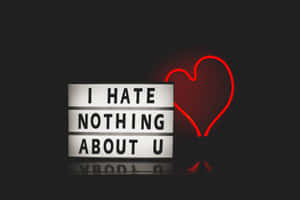 一個燈箱，上面有文字「I HATE NOTHING ABOUT U」，旁邊有一個紅色霓虹心形。