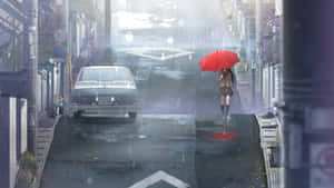 女孩撐紅傘在雨中城市街道行走，復古汽車駛過。