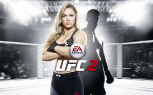 身穿UFC裝備的女性MMA選手站在八角籠中，帶有EA Sports標誌。