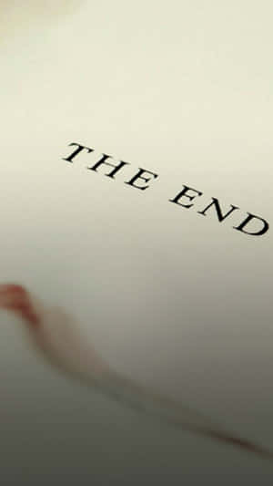 近距離拍攝膠片條上帶有紅色墨水污漬的 'THE END' 文字。