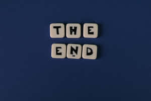 白色瓷磚上帶有黑色字母，在藍色背景上拼出「THE END」。