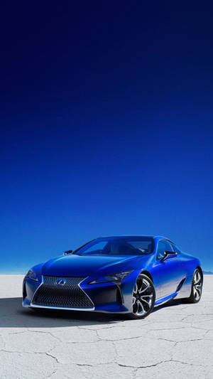 藍色 Lexus 跑車在龜裂的沙漠地面上，晴空萬里