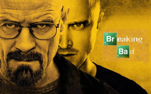兩個表情強烈的男人在黃色調的《Breaking Bad》宣傳圖片中。