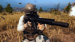 士兵在小麥田中開槍射擊，彈殼飛舞 — 槍 壁紙