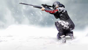 身穿冬季裝備的士兵在暴風雪中瞄準狙擊步槍。