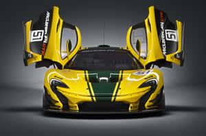 黃色McLaren P1 GTR賽車在工作室中打開車門