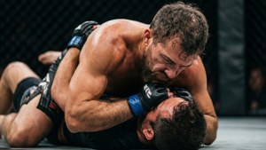 兩名MMA拳手在綜合格鬥比賽中處於絞喉狀態。