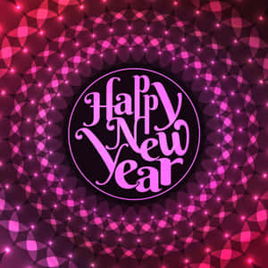 在發光的圓形圖案背景上，以粉紅色草書寫成的Happy New Year祝福。