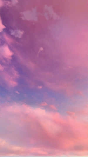 寧靜的黃昏天空中，粉紅、紫色和藍色的柔和雲彩。