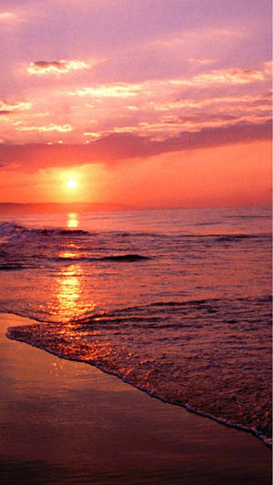 夕陽下的海洋，海浪拍打海岸