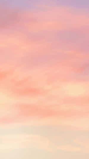 粉紅同蜜桃色雲朵喺寧靜嘅暮色天空中飄浮。