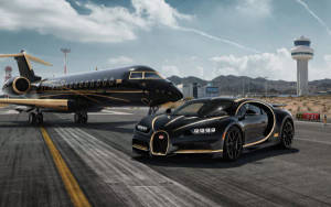 黑色Bugatti Chiron與私人飛機停泊在機場跑道上。