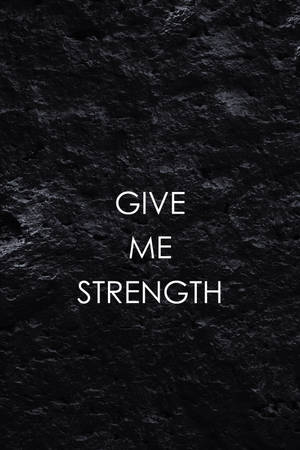 在深色石頭表面上寫著 give me strength 的文字。