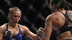 兩名女性MMA拳手在UFC比賽期間在八角籠內行動。