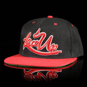 黑色 snapback 帽，紅色 'Lace Up' 標誌在黑色表面上反射。