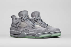 灰色麂皮 Air Jordan 4 運動鞋，搭配薄荷綠色鞋底，白色背景。