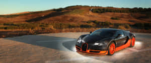 黑色Bugatti跑車配橙色輪胎，停在日落時分的蜿蜒道路上。 — 3440x1440 壁紙