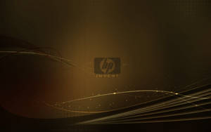深色背景上，HP Invent 標誌周圍的抽象金色漩渦和粒子。