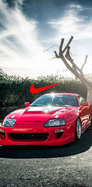 紅色跑車帶有Nike標誌，背景為天空和樹木