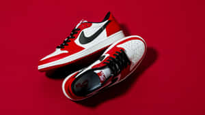 紅白黑色的Nike Air Jordan波鞋在紅色背景上。