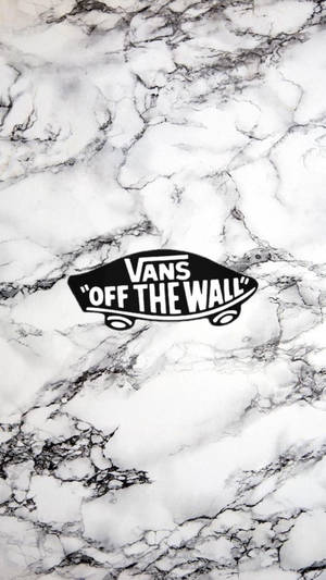 白色大理石背景上的Vans Off The Wall標誌