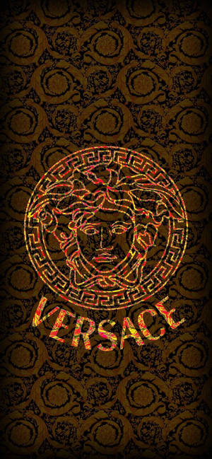 Versace 標誌，梅杜莎頭在深色圖案背景上閃耀金色和橙色。