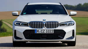 白色BMW SUV在鄉村碎石路上的正面視圖。