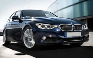 深藍色BMW轎車停在現代建築前。