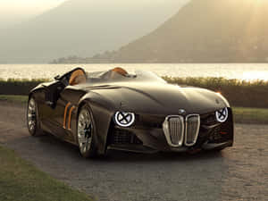 日落時停泊在湖邊的黑色BMW概念跑車。