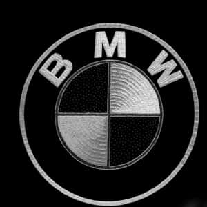 BMW標誌，黑色背景上帶有紋理金屬飾面